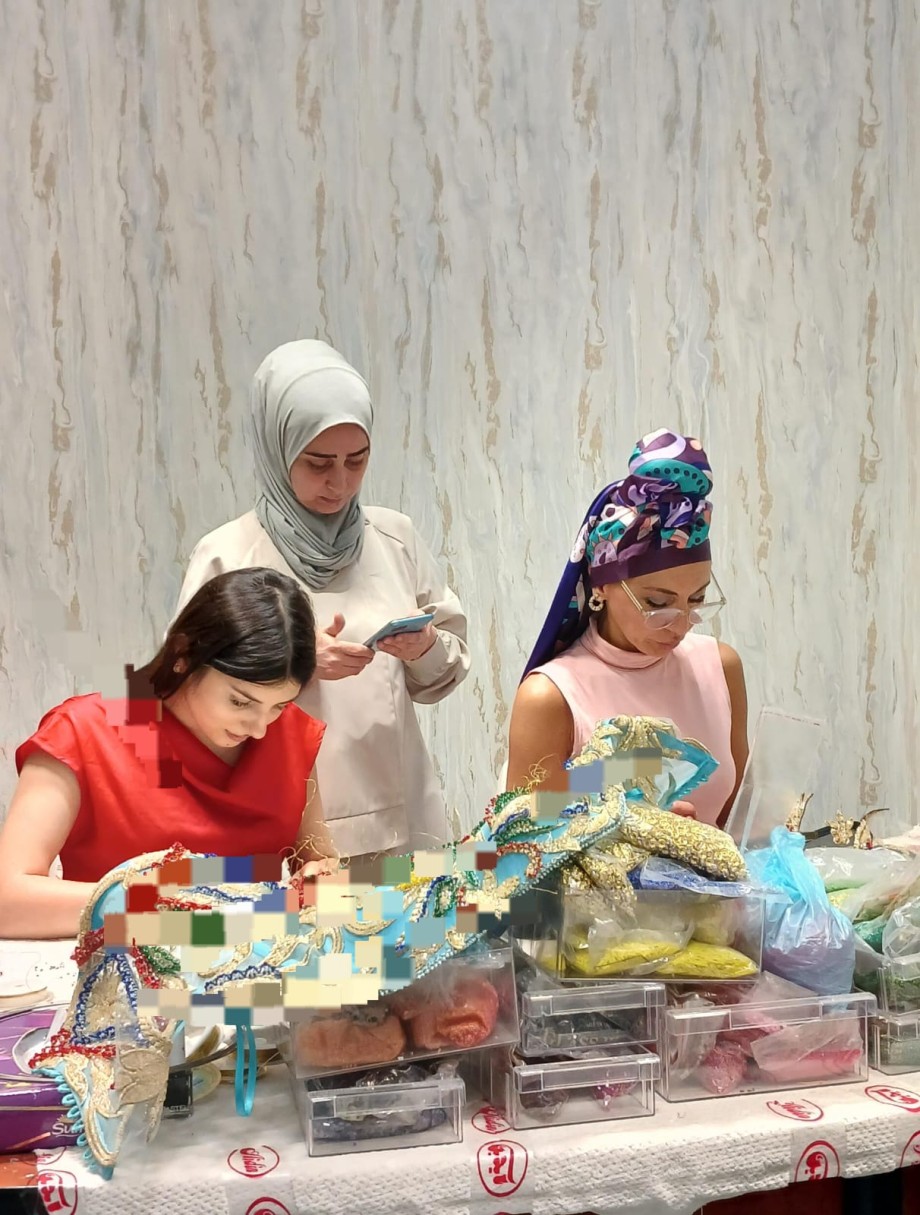 Tələbələrimiz Modelyer- dizayner Leyla Əhmədovanın Moda  akademiyasında tikiş və naxışın incəliklərini peşəkarcasına öyrənirlər